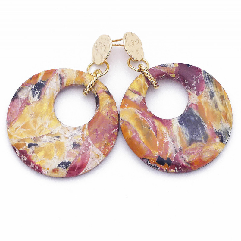 Boucles d'oreilles en polymère couleur rouge, beige et gris foncé.