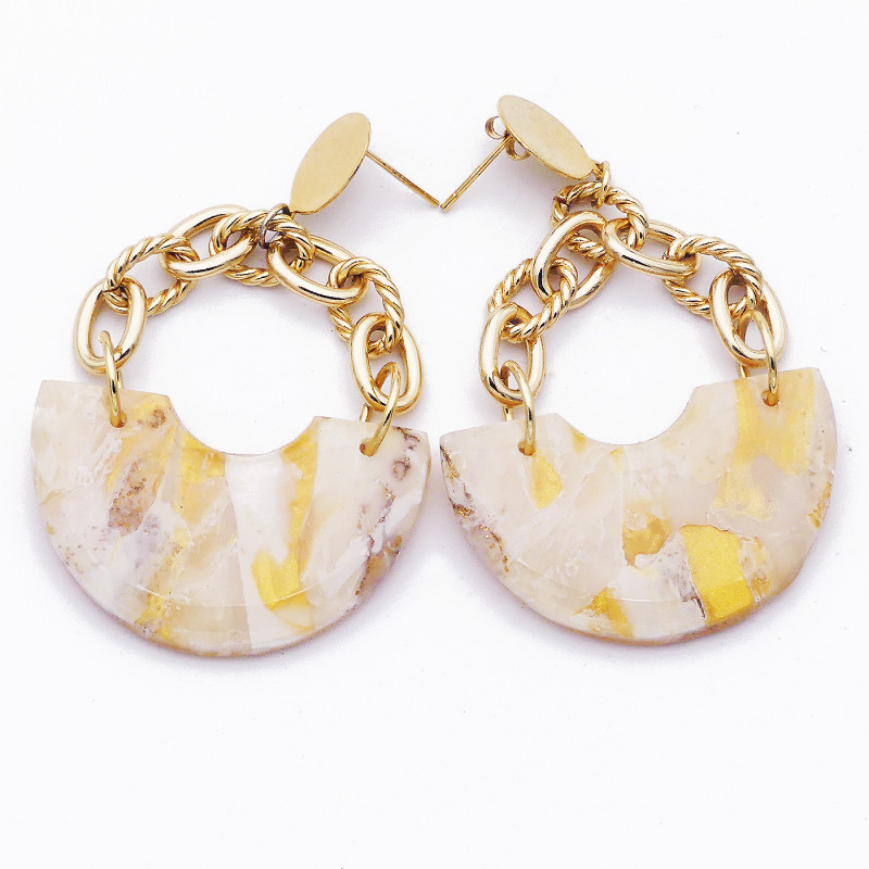 Boucles d'oreilles en polymère. Forme en demi-lune et couleurs or et crême