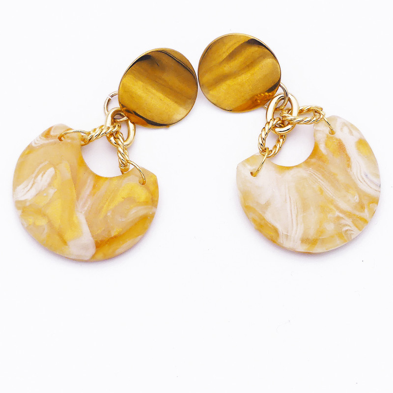 Boucles d'oreilles polymère en forme de demi-lune, couleurs or et blanc marbré.