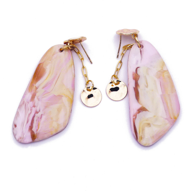 Boucles d'oreilles en polymère de forme allongée de couleur violet et beige.