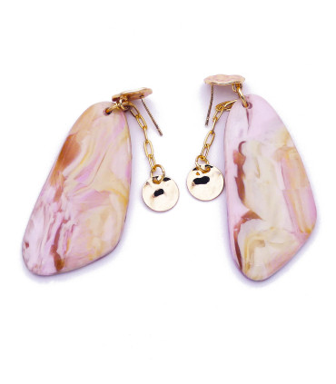 Boucles d'oreilles en polymère de forme allongée de couleur violet et beige.