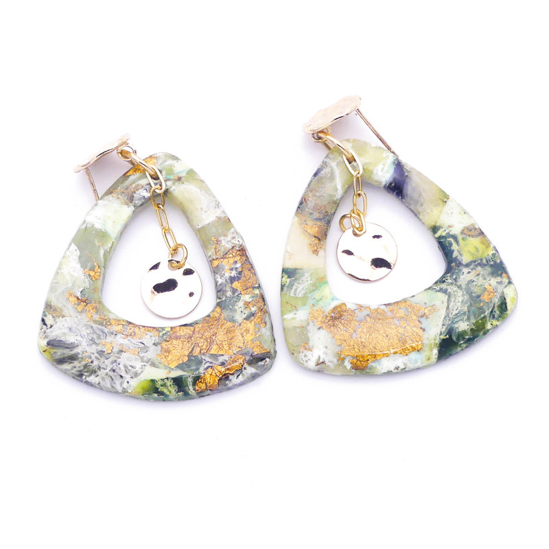 Boucles d'oreilles polymère en forme de triangle. Couleurs vert, doré et blanc cassé.