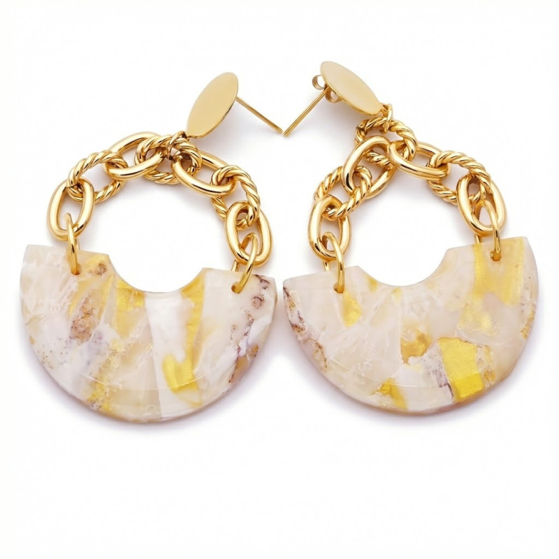 Boucles d'oreilles en polymère. Forme en demi-lune et couleurs or et crême