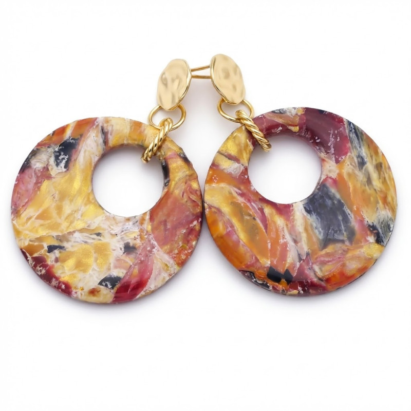 Boucles d'oreilles en polymère couleur rouge, beige et gris foncé.